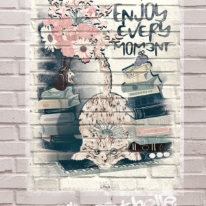 chat en position joueur vase de fleurs derrière lui pile de livre à côté de lui la vie est belle inscrit en dessous enjoy every moment street art affiche sur un mur en brique blanc gris