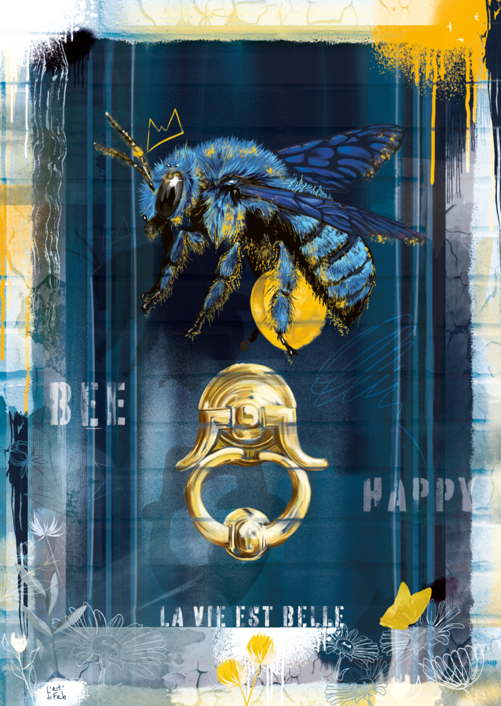 abeille bleue en vol devant une porte bleue poignet de porte ancienne couleur or l'abeille tient du pollen dans les pattes