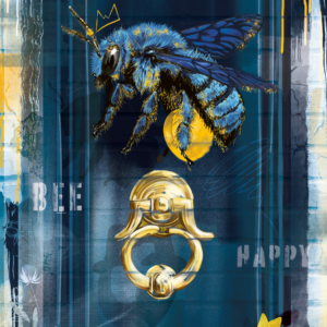 abeille bleue en vol devant une porte bleue poignet de porte ancienne couleur or l'abeille tient du pollen dans les pattes